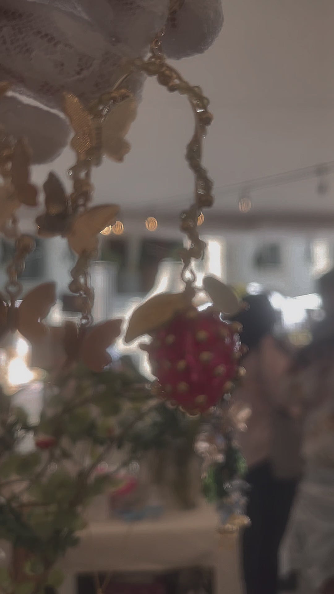 Aretes de fresas deliciosas en un hermoso jardín por mariposas